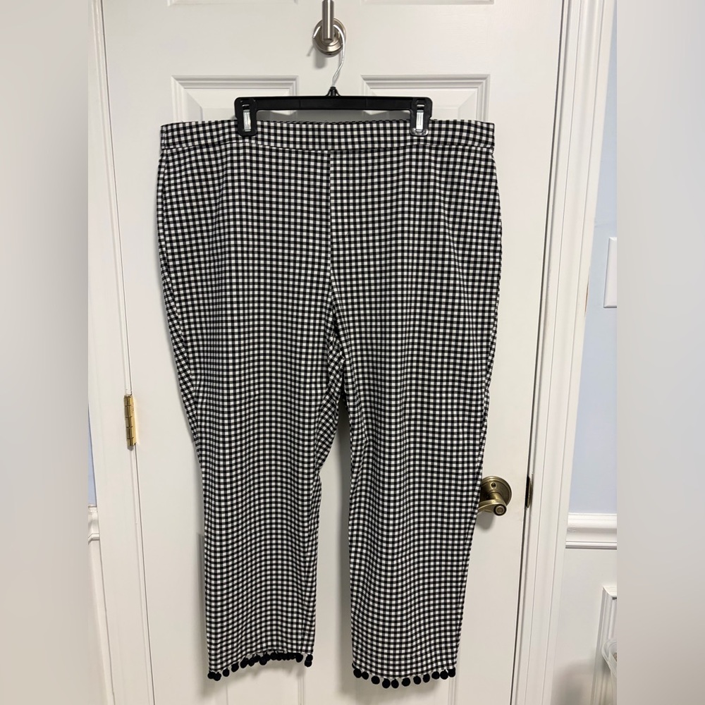 Roz&ALI women’s plus crop pants. 20W. Blk/white gingham. Cute detail at cuffs
